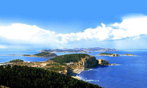煙臺不僅是一座美麗的海濱城市，她還擁有230座海島，其中不乏絕色海島。230座海島中，有人居住的僅15座。這些海上小島，有如神仙居所，美妙美幻，作為煙臺人，你知道嗎？讓我們先從煙臺市區(qū)開始領(lǐng)略吧……