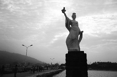 山東威海以西廟島上的媽祖雕像，寓意為船舶指引方向