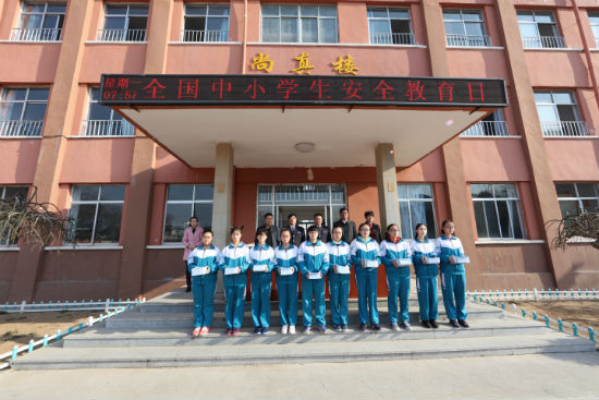 向長島縣第一實(shí)驗(yàn)學(xué)校學(xué)生代表發(fā)放《小學(xué)生水上交通安全教育讀本》