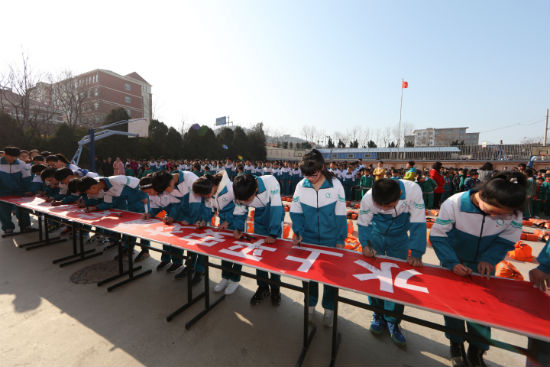 學(xué)生們在“水上平安交通，安全伴我成長”的橫幅上簽字