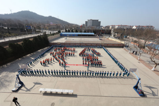 學(xué)生們組成了“安全”兩字，營造全國中小學(xué)生安全教育日氛圍