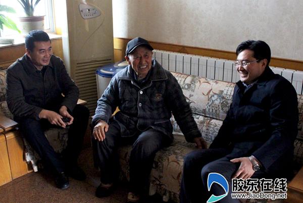 李俊杰同志看望老黨員