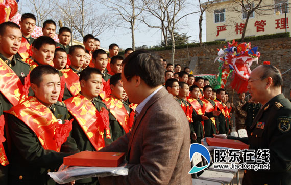 長島海防老兵退伍 駐地政府送“文化套餐”(圖)
