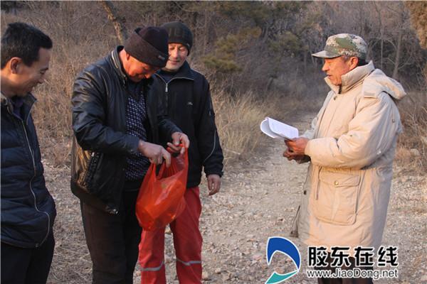 檢查祭祀人員帶沒(méi)帶火種上山