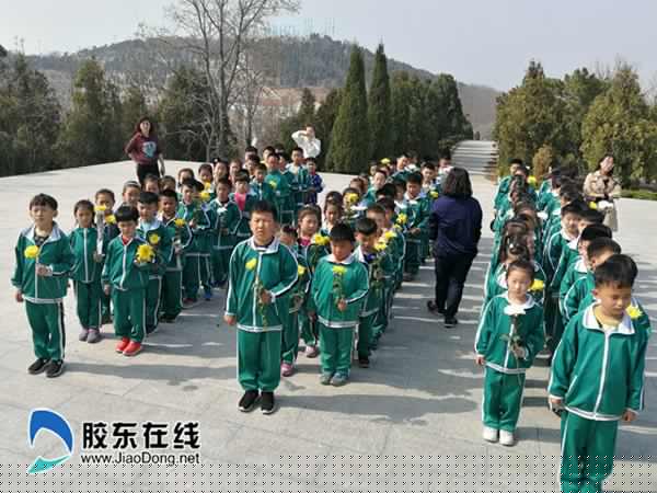 長島一校祭掃革命烈士墓開展入隊前教育活動