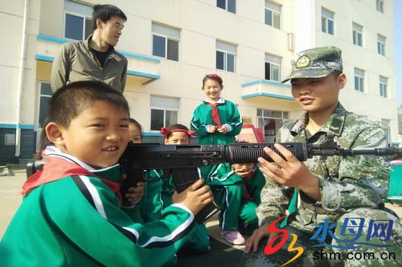 大欽島中心小學(xué)收到駐島邊防官兵的六一厚禮 6.jpg