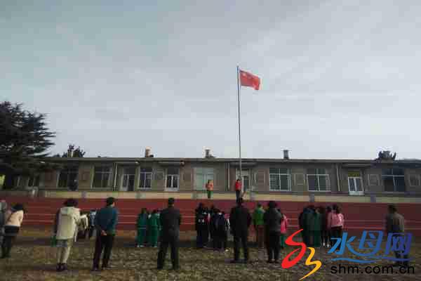 周一升旗儀式國旗下面對全體學(xué)生進(jìn)行移風(fēng)易俗演講 (2).jpg